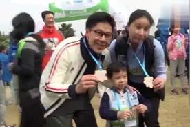 郭晶晶带老公儿子回河北保定母校 霍启刚全程双眼不离老婆视频封面
