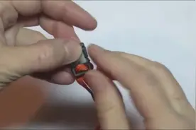 创意DIY：教你如何编织一个男式手链！视频封面
