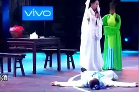 两位女演员演喜剧小品《青蛇白蛇》太搞笑了吧视频封面