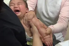 日本医生给6个月的小宝宝打针，宝宝哭的撕心裂肺，看着好心疼视频封面