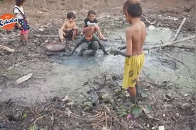 水干了，鱼都藏到了泥里，小伙伴一起捉鱼玩图片