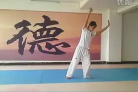 跆拳道技巧动作之侧空翻及后空翻图片