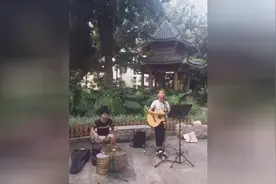 实拍：街头歌手在现黄家驹经典，这声音没谁了图片