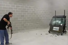 真胆大！董事长在防弹玻璃后面让枪手近距离射击测试防弹效果图片