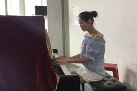 美女钢琴师一个人在家演奏《摇独唱》，顿时整个人都神清气爽了！图片