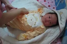 1个月小宝宝打针不会哭，打完针还会冲家人笑呢图片