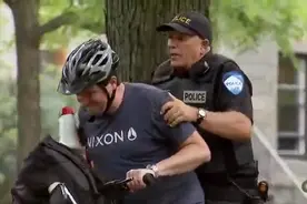 警察追捕逃犯跑不过，征用小伙自行车，接下来让小伙笑懵了！图片