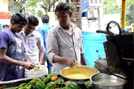 印度街头特色小吃油炸菜椒，直接切切放到报纸上吃！图片