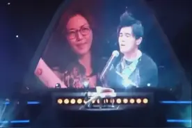 孙燕姿和爸爸一起看周杰伦演唱会，周杰伦弹唱她的经典曲目，酷！图片