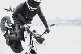 国内首部超炫大排机车特技教程，玩转抬头、翘尾、烧胎