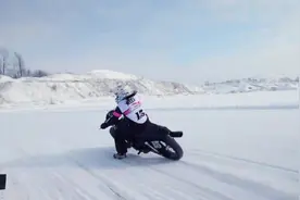 冰雪极限运动赛 哈雷戴维森赛车图片