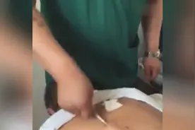 男子用蟒针戳穴位，看着都疼，看来，任督二脉打通了图片
