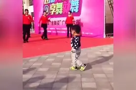 台上正进行舞蹈比赛小屁孩突然跑过来搅局，结果发现他才是真舞王图片