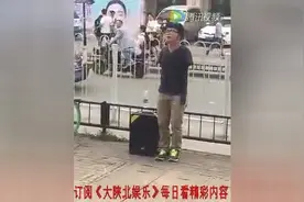 实拍：街头无臂男子唱歌，太好听了图片