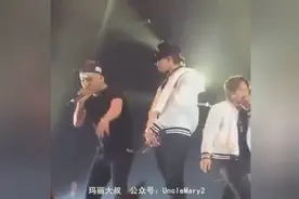 龙Tory的甜蜜配合，演唱会权志龙让胜利唱他的部分，背影溺爱图片