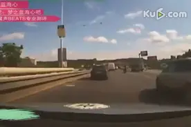 摩托车挑衅警车警车疯狂开追，立体感超强图片