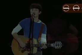 赵雷现场演唱《成都》，就像安静的向你诉说图片