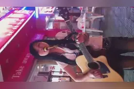 卖唱女街头遭调侃，歌声背后更多的是心酸图片