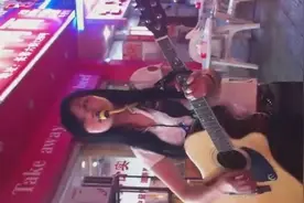 卖唱女街头遭调侃，歌声背后更多的是心酸图片