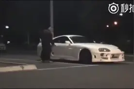 外国小伙模仿恐袭，这么恶搞的兄弟，怎么还没被人打死啊视频封面
