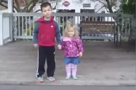 妈妈想抓拍哥哥拉着妹妹的手跳下台阶的瞬间，结果妈妈内心崩溃了图片