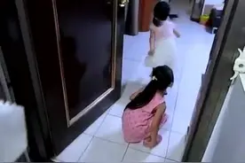 喝太多水路上尿急的妹妹，回家后的反应把妈妈和姐姐笑翻了图片