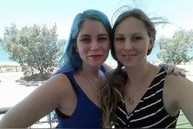 这对闺蜜从小向往美人鱼，长大后订做鱼尾每条上万元图片