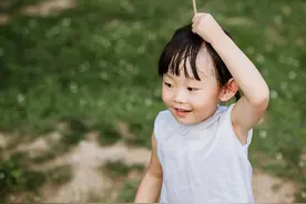 采蘑菇的小姑娘，萌萌哒！图片