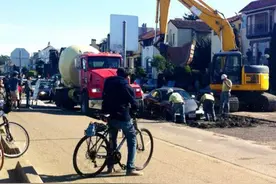 保时捷车主上路忽视道路施工，开进了刚铺满水泥地上图片