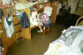 感动！武汉高校男生冒雨为女生送饭图片