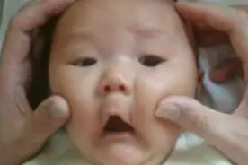 爸爸整蛊宝宝 我想坐起来，你好讨厌！图片