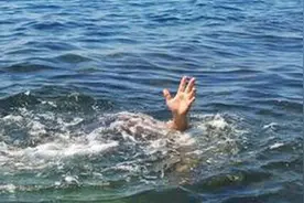 小男孩落水淹死，竟是被姐姐推下去的图片