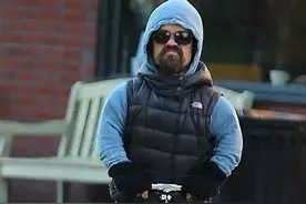 小恶魔玩滑板车 就是这么自信图片