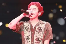 权志龙广州演唱会现场照，最后一张“萌翻”！图片