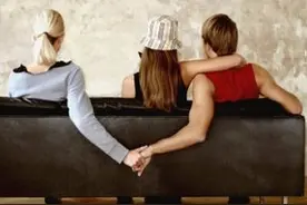 他注册陌陌和别的女人聊骚，我想相信他但是又害怕，怎么办？图片