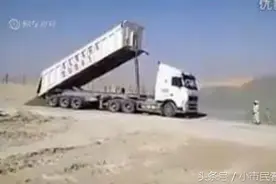 吓死人了，实拍卡车司机失误操作，车厢从高处坠落，直接砸蒙了！图片