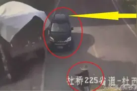 三轮车突然横切变道，大货车避让惨翻车图片