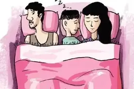 你家孩子还在跟妈妈同床睡吗？到底孩子多大要分床睡，你知道吗？图片