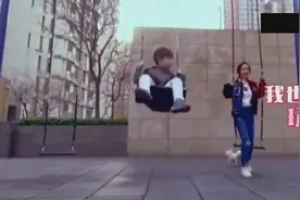 霍思燕和嗯哼荡秋千，霍思燕怼儿子：你荡不高，是因为腿短视频封面