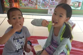 赵文卓恩爱姐弟互喂冰淇淋 网友：想看张丹露再演《东北一家人》图片