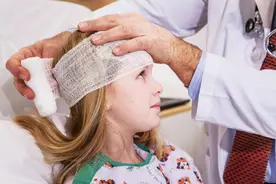 宝宝撞到头部，聪明理智的爸妈这样处理图片