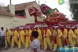 山西土豪出殡！64人抬馆“龙扛”秒杀劳斯莱斯灵车！