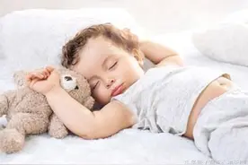 宝宝睡觉时眼睛一会睁开一会闭上是正常现象，妈妈不必过于担心图片