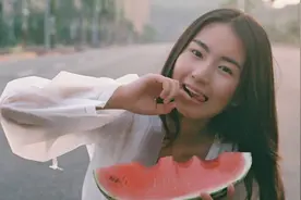 惊呆！没有刀，各省美女为了切瓜也是拼了！图片