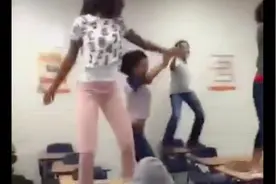 女孩们占领教室开party激怒在学习的男孩子图片