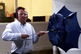 英设计“头盔雨伞”专为雨天看比赛图片