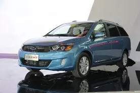 小明买了一辆七座车，带着岳父岳母去旅游，岳父一直夸这车真好图片