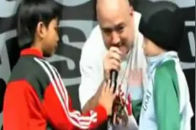 小朋友斗舞，对面那个萌翻了图片