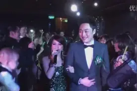 婚礼现场，新娘唱歌进场，一开嗓就听醉了，恩爱羡煞旁人！图片