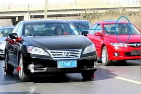 刚提的新车，为什么都喜欢在车上系根红布条?图片
